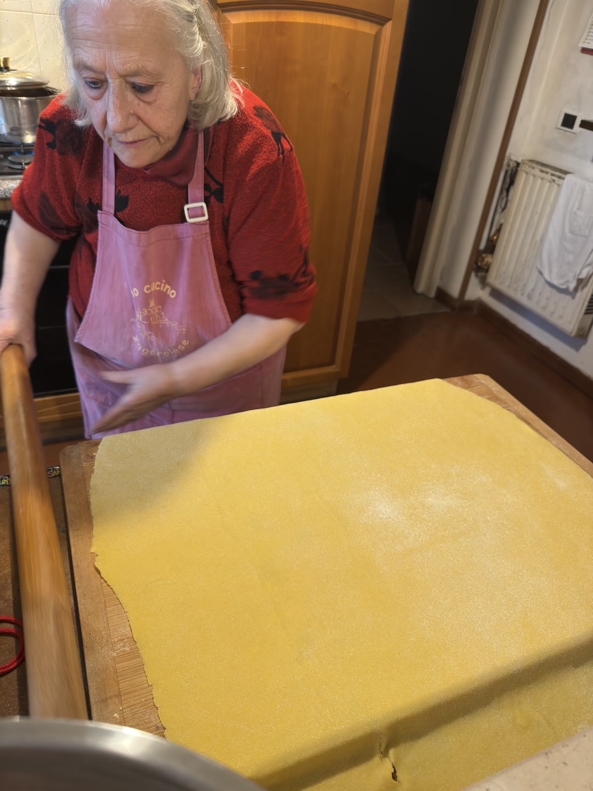 Zia Maria stende la sfoglia delle fettuccine all'uovo nella sua cucina di Zagarolo